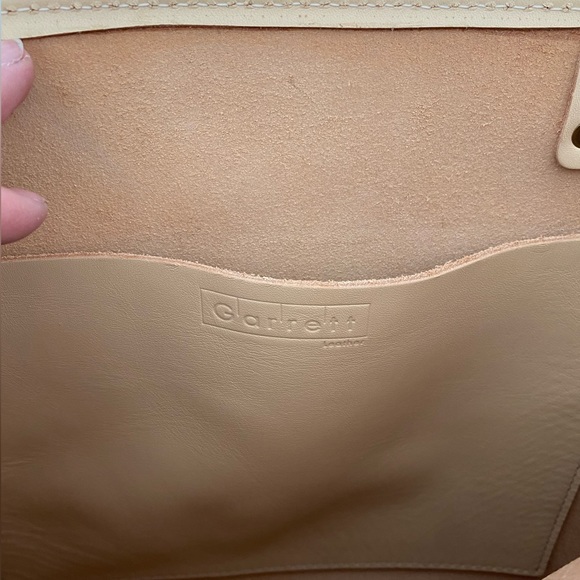 Garrett leather tote bag in sand - Picture 7 of 7